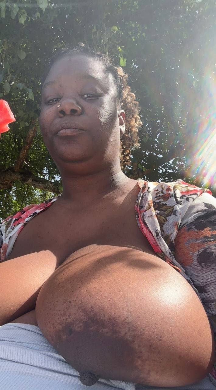 MILF BREASTFEED TITS