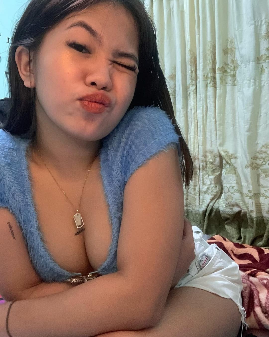 Pinay slut likes to show off her body on social media
