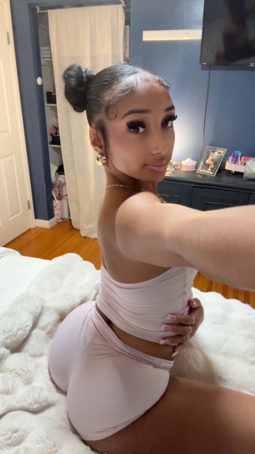 ?? She so damn sexy!!!