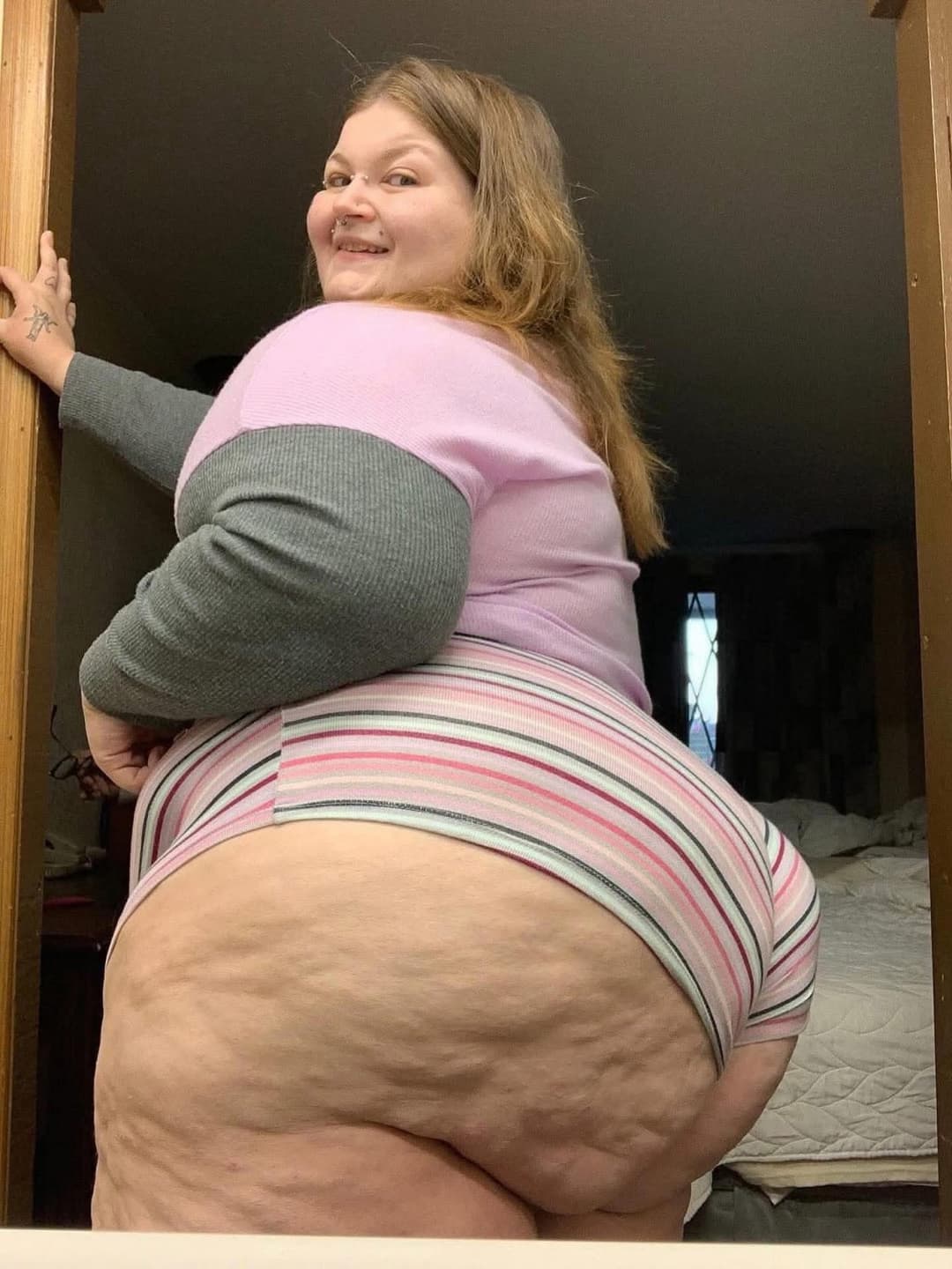 MASSIVE HUGE PAWG SSBBW BBW HUGE THICK BIG ASS GOONER MATERIAL