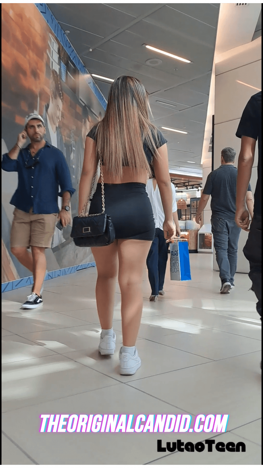 Click to view full size Rubia pollera corta piernas hermosas