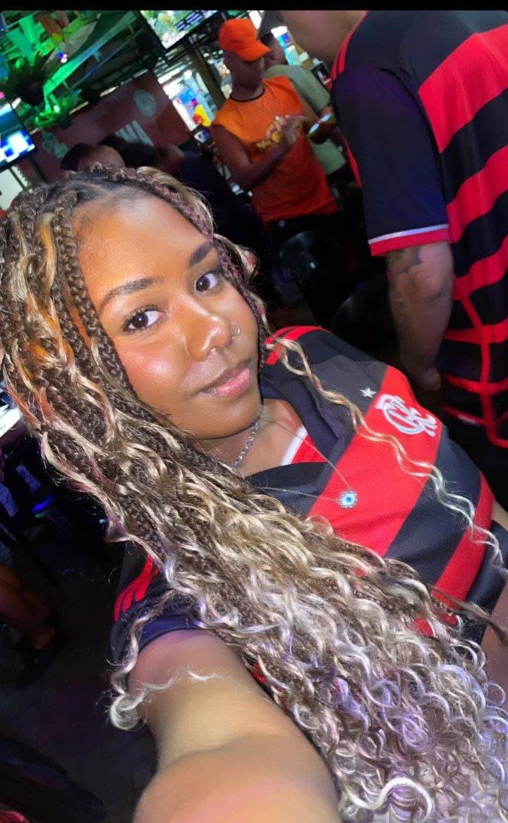 Ex namoradinho pediu pra vazar a putinha q agr ta com outro nome dela é Maria eduarda mora no RJ