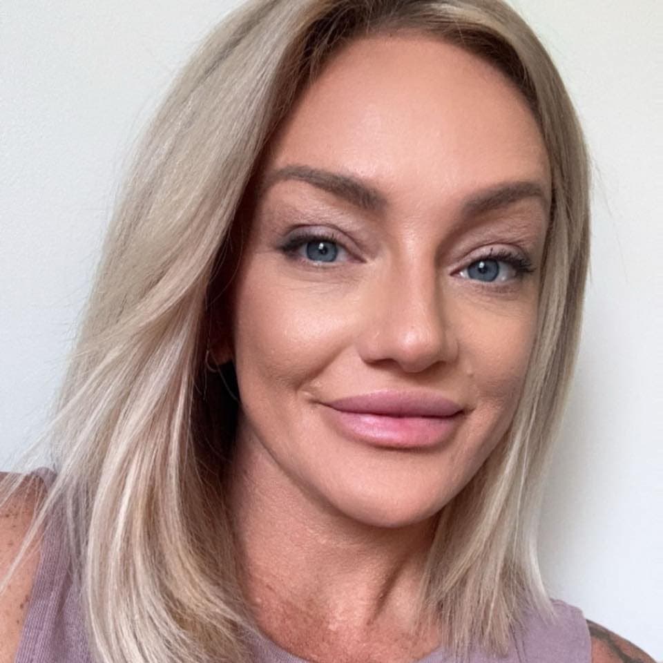 Jamie & Vanna show their best assets on camera