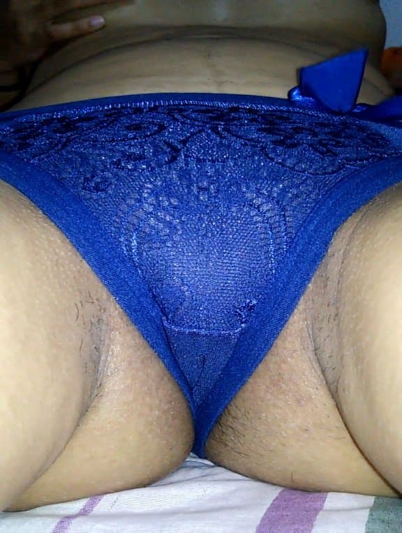 minha esposa putinha posando de calcinha azul
