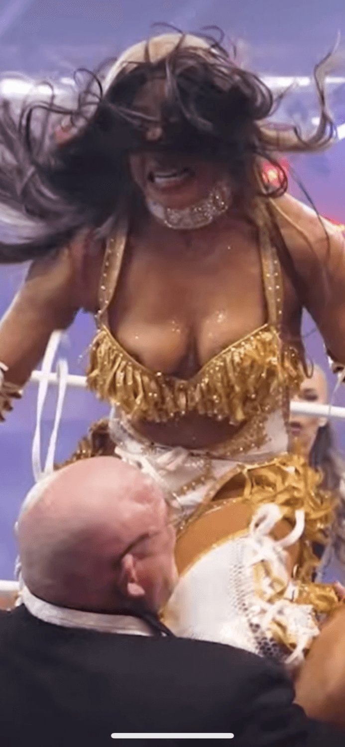 Mercedes Moné (Sasha Banks) nip slip