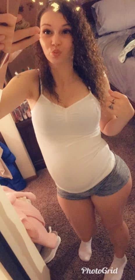 This white bitch got some GOOD WET PHAT PUSSY