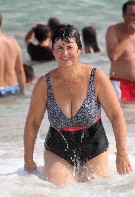 Annalise shows us her hairy old cunt