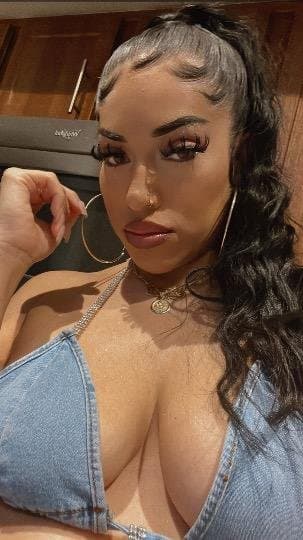 Click to view full size 25 year old Latina Alize escort in Las Vegas, Henderson, Summerlin, Lake Las Vegas, Las Vegas