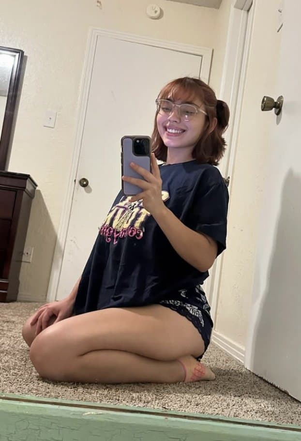 Salpicaría toda mi leche de ver como ya le cuelgan las enormes tetas a mi prima Sara