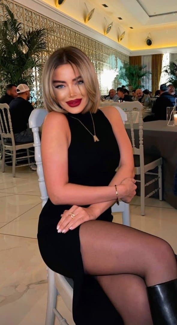 Sexy glamour feet pedicure milf