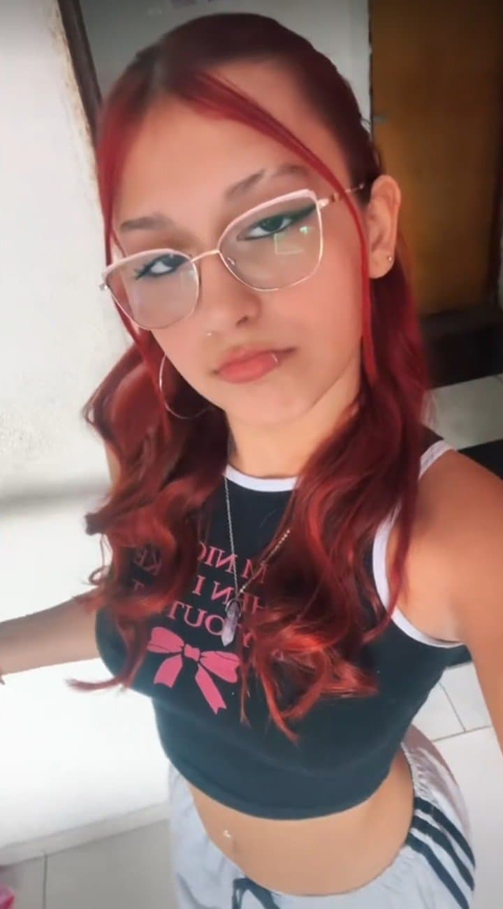 Adicta al semen, le encanta limpiar pollas, con sus agujeros, y que su cuerpo quede lleno de semen