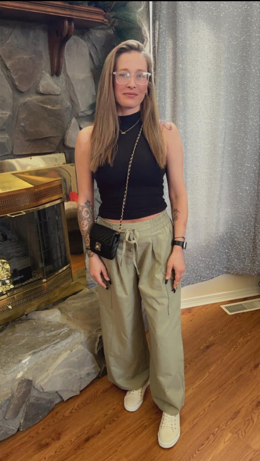 My friends hot mom I stroke to way too much… who wants to chat stroke and cum to the bitch?!