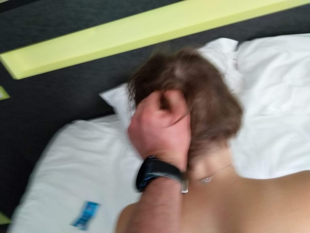 Salope cheating trompe son cocu avec des clients a l hotel