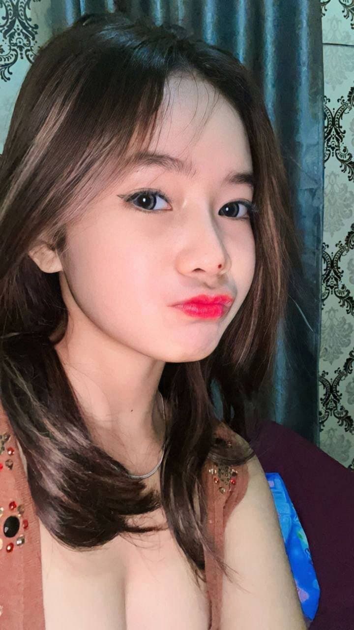 Click to view full size An incredibly cute and charming girl with big boobs.✨