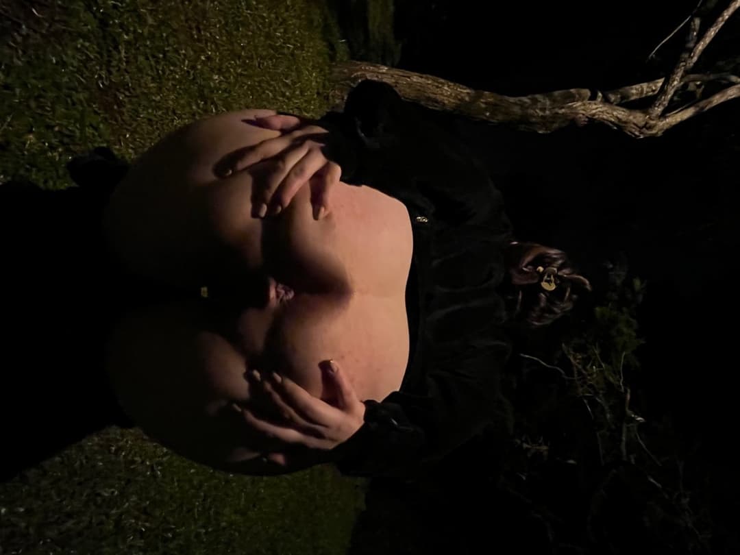 Puta enseña su culo grande en público