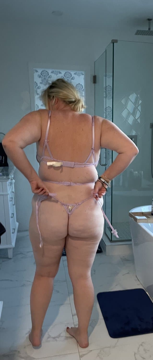 Wife’s hidden folder, who took these pics of her girls trip? Kik lareby21