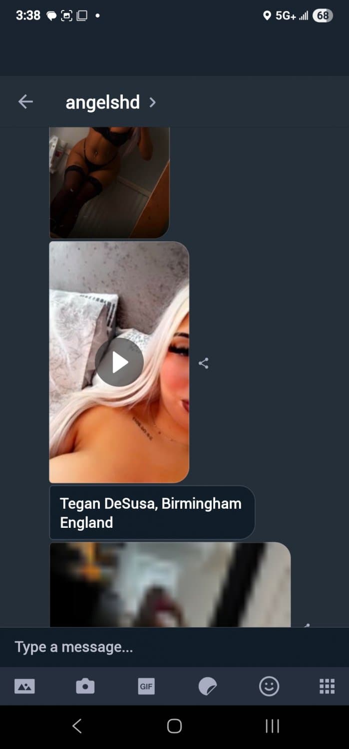 Click to view full size 30 yesr old kinky uk bimbo Tegan DeSusa, poses nude in sons room