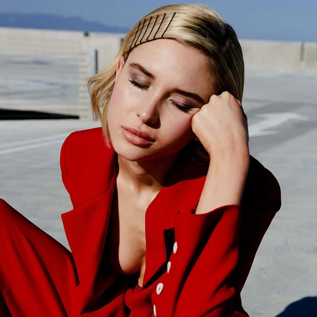 Petite blonde celeb Isabel May is a natural beauty.  Dark eyed perfect face made for jizz