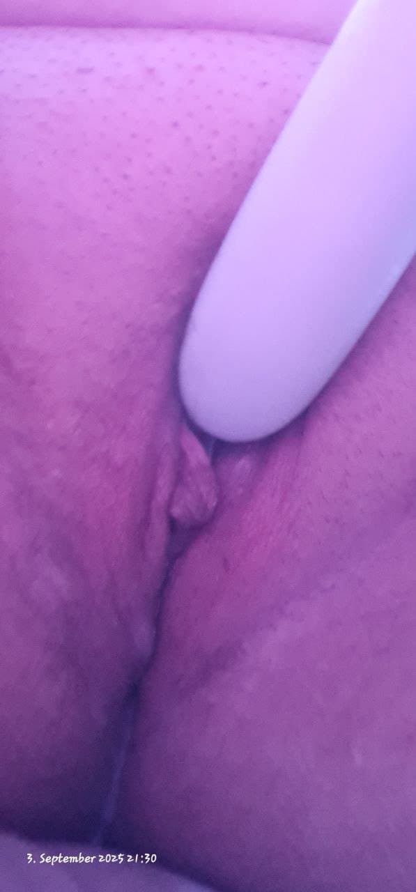 Anna-Maria Lindel fickt und bläst Dildo und Vibrator bis sie einen richtigen Schwanz abkriegt