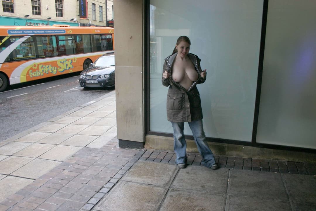 Amature in UK (001a): Baroness from Newcastle are naked outside