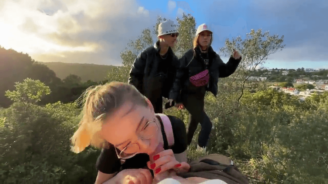 LE ESTABA HACIENDO UN PETE EN EL CAMPO, CUANDO APARECE UNA PAREJA Y LE PIDEN UNA FOTO CONMEMORATIVA!