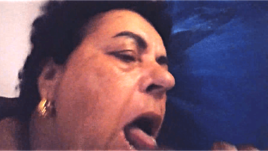 Coroa brasileira velha boqueteira mamando uma rola com vontade boquete mature granny blowjob casada boquete