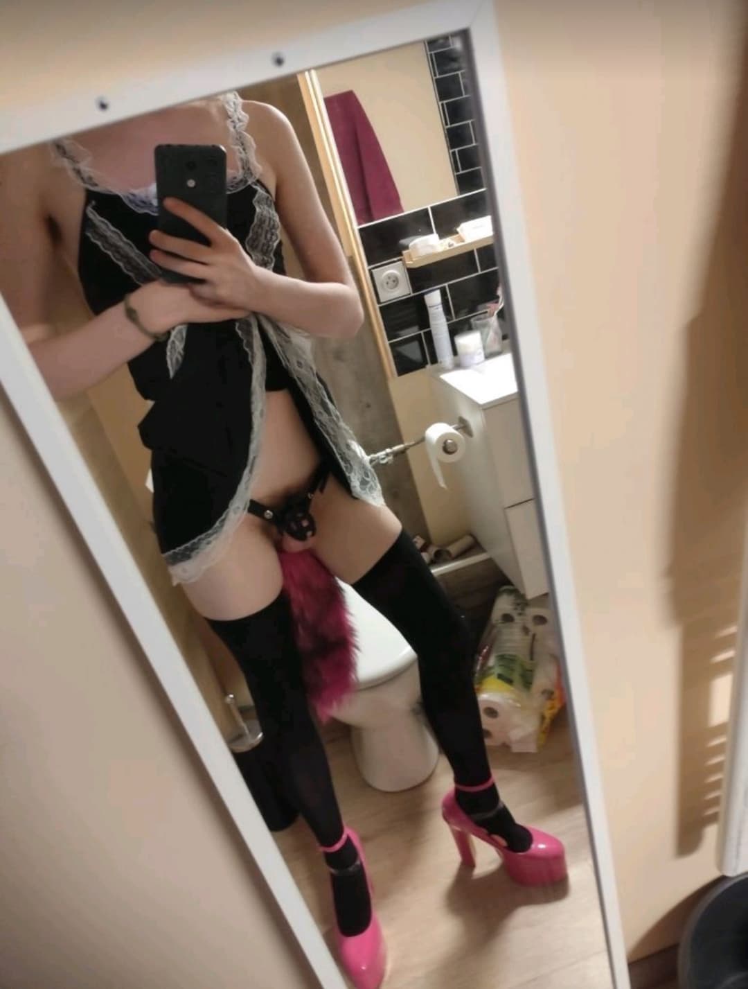 Click to view full size French slave from Lyon needs cocks