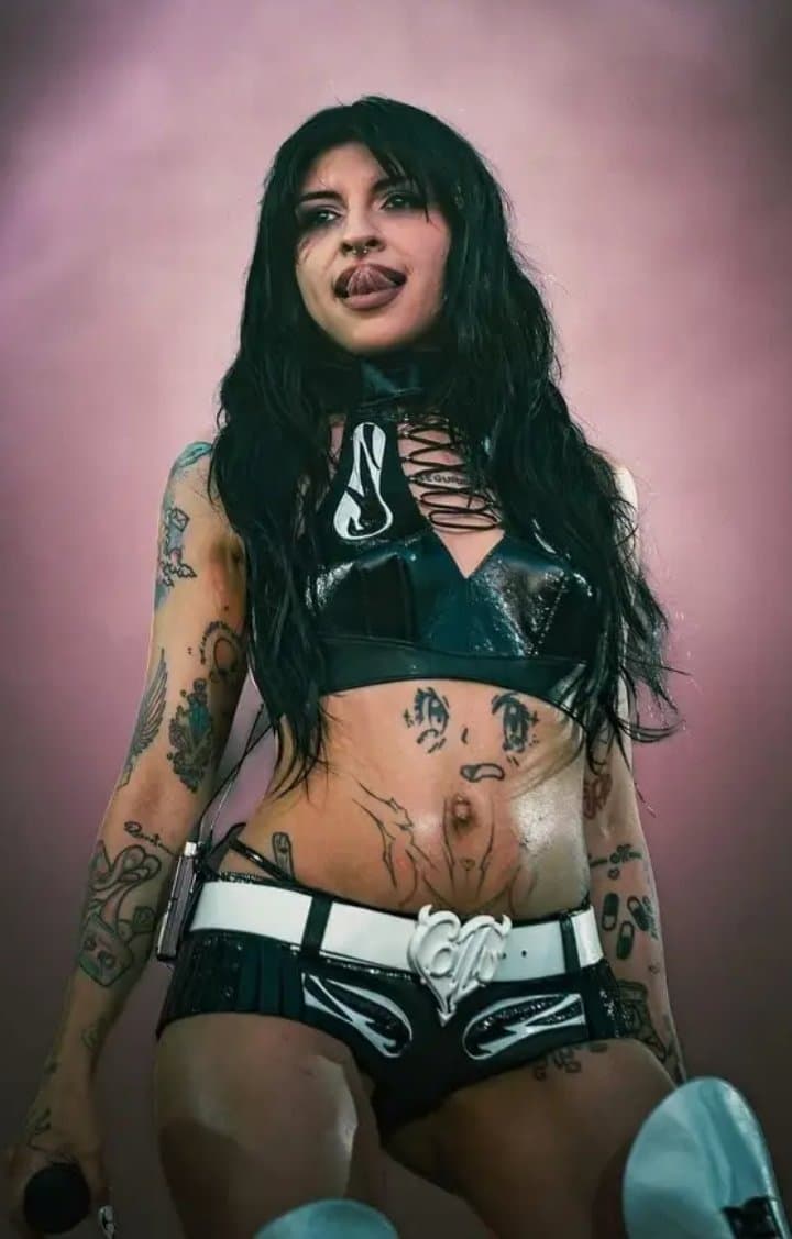 Me exita tanto ver a esa puta vestir de una manera tan vulgar