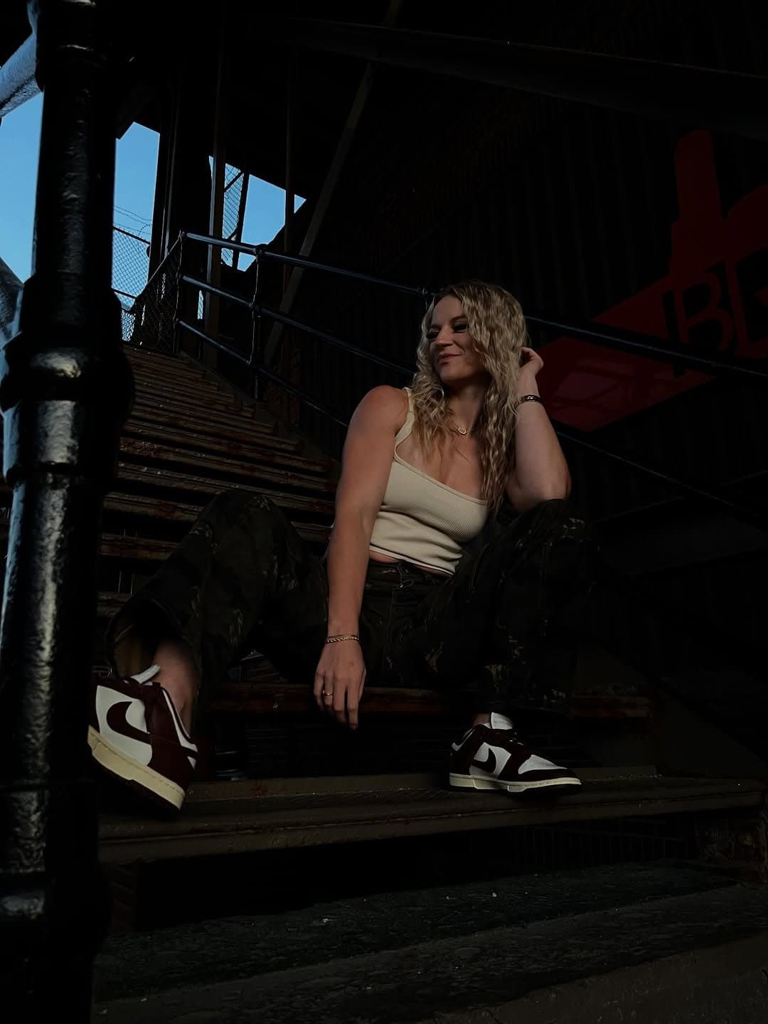 Fitness girl let some lucky scrawny asshole grab her big ass in yoga pants as they madeout in gym