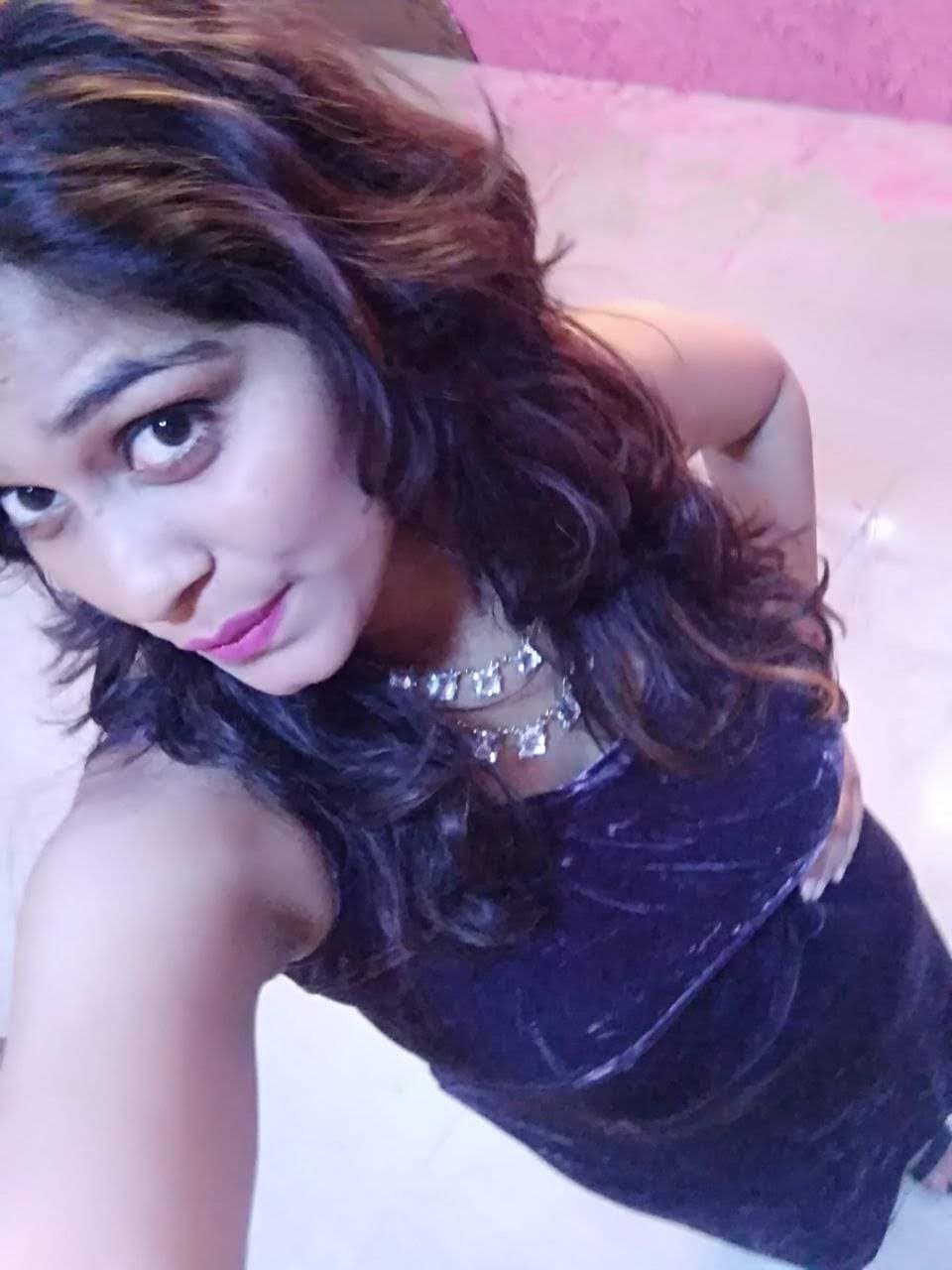 Beautiful punjabi girlfriend seducing her boyfriend with her naughty pictures and mms