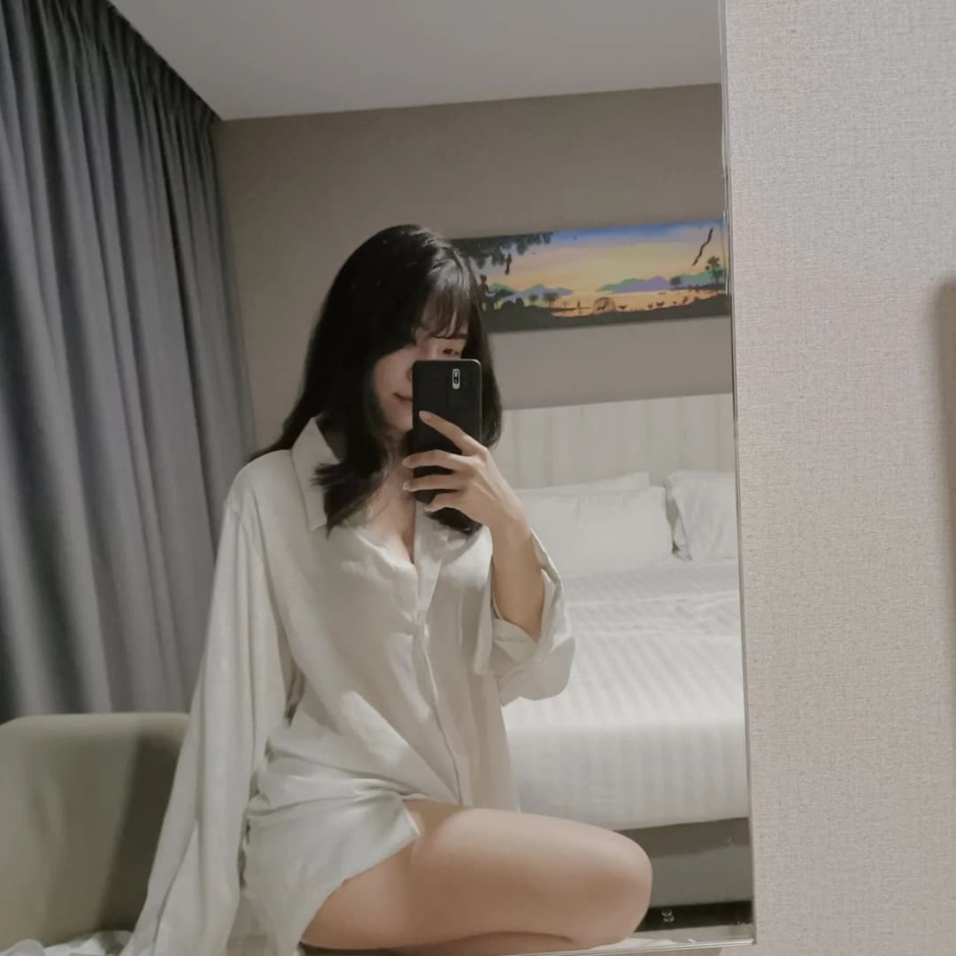 Sexy Big boobs Thai college babe shows her hot and busty body on Instagram