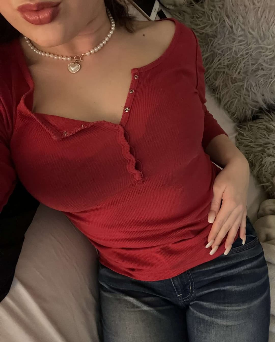 Click to view full size This horny 19 year old slut loves to fuck herself for older men