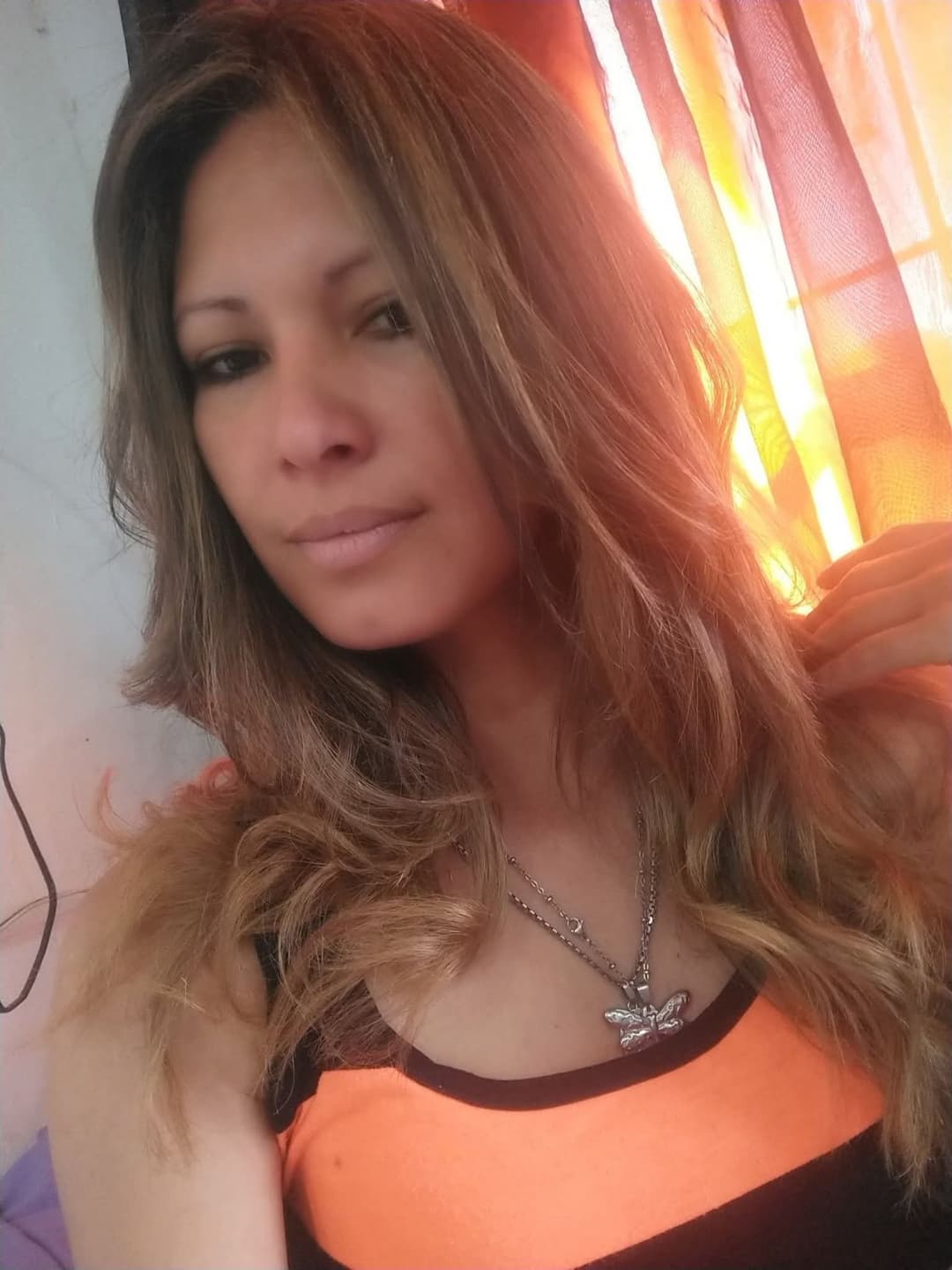 (Que suerte) pensó el alumno graduado de secundaria mientras la maestra se lo chupa