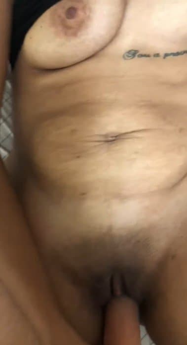 Click to view full size Morena Casada vazada com brinquedo enorme se acabando até gozar puta de corno arrombada