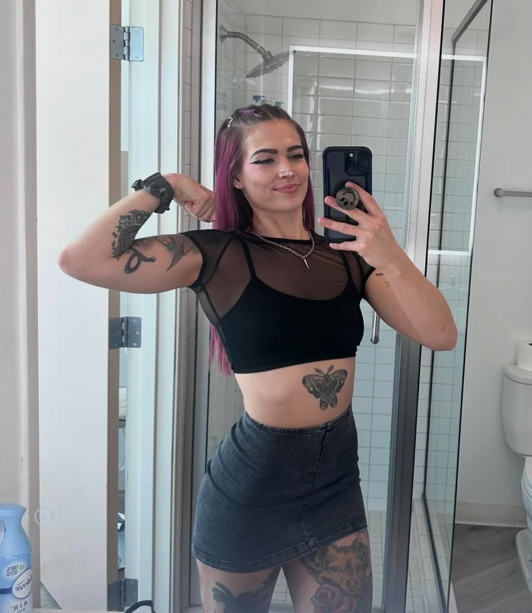 Click to view full size Fit tattooed babe on off