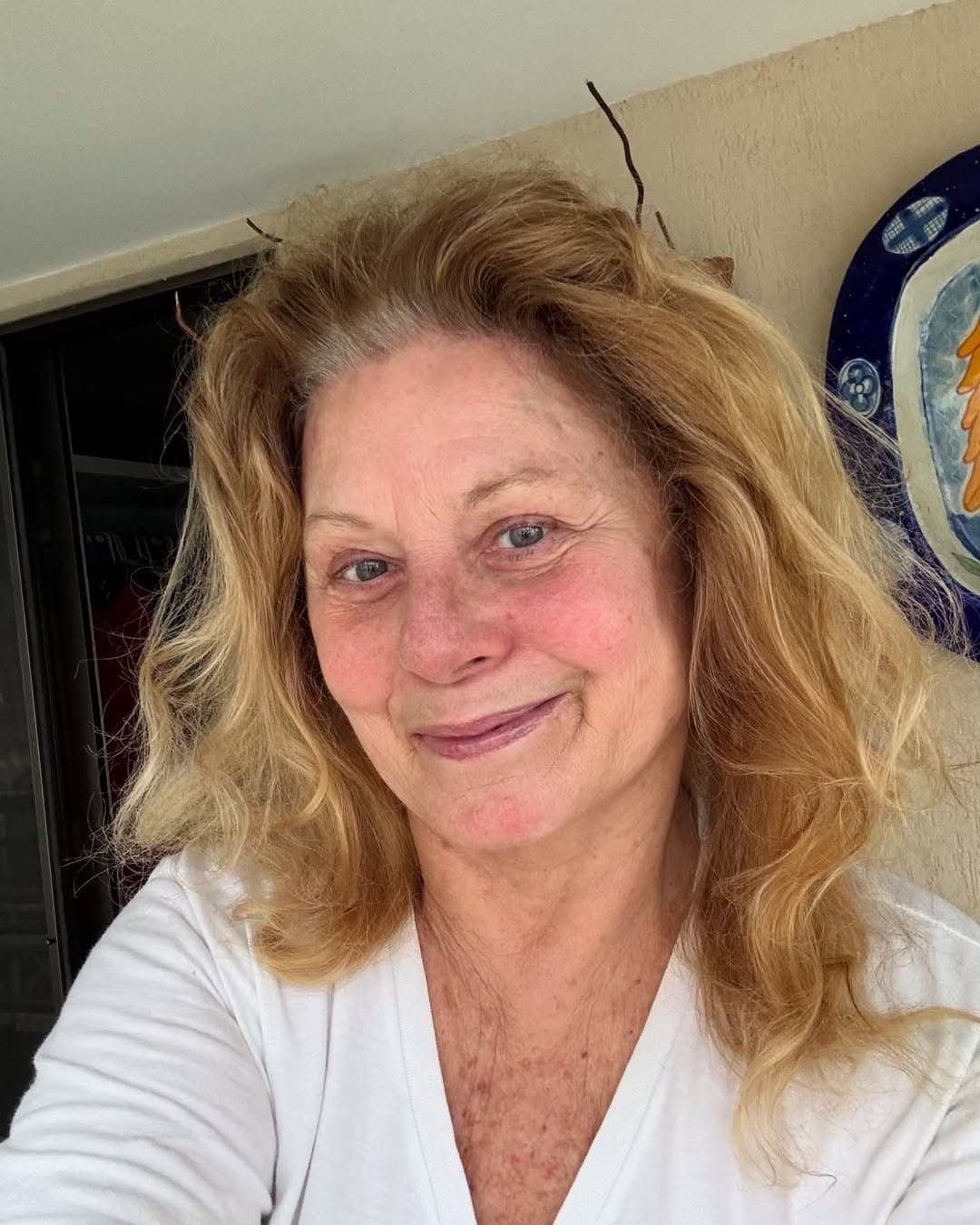 FAMOSA ATRIZ coroa madura Vera Fischer, sem filtro e sem truques aos 73 anos. Brasil.