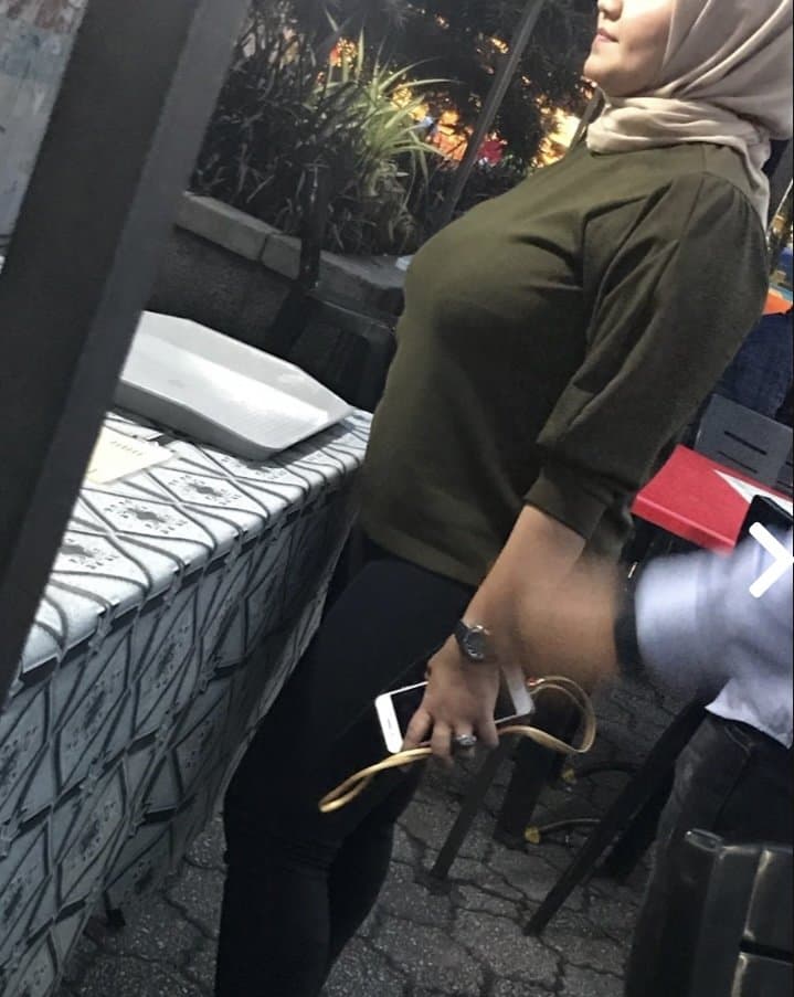 Candid akak tetek besar