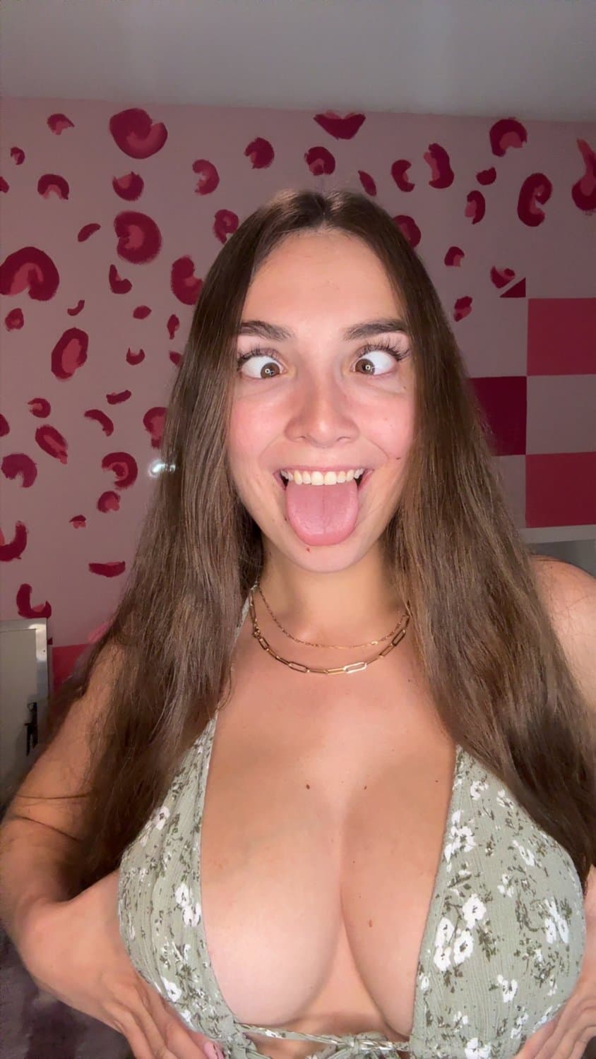 Imagine burying ur dick between these massive boobs Daddy