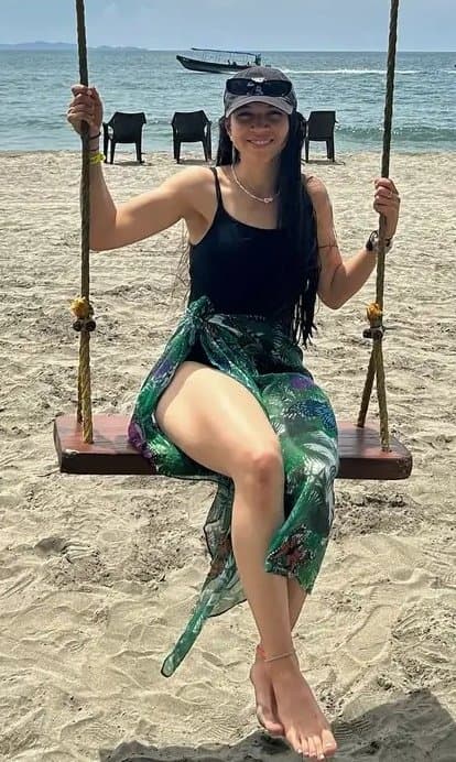 Tight abs, cute face, great feet= great head