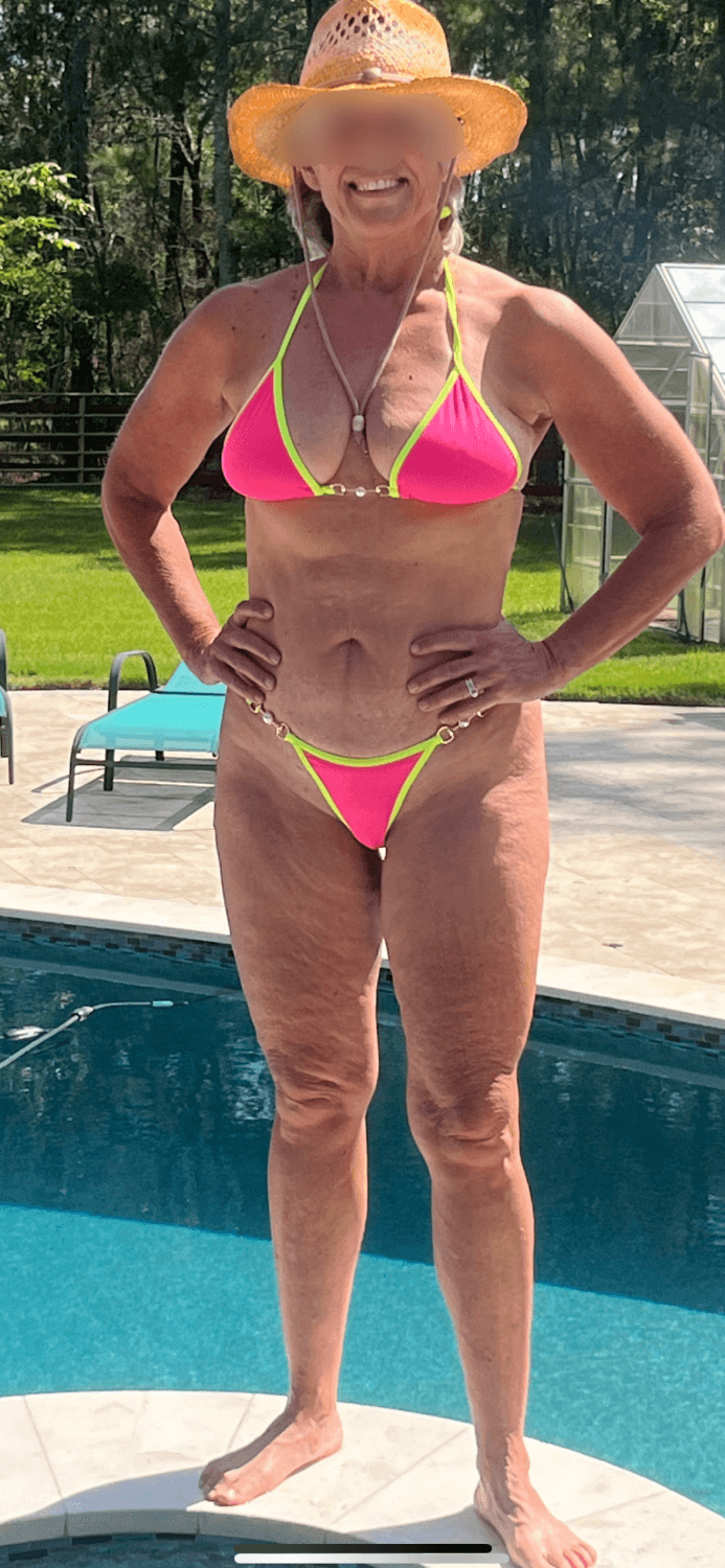 Mature pawg playing in the pool