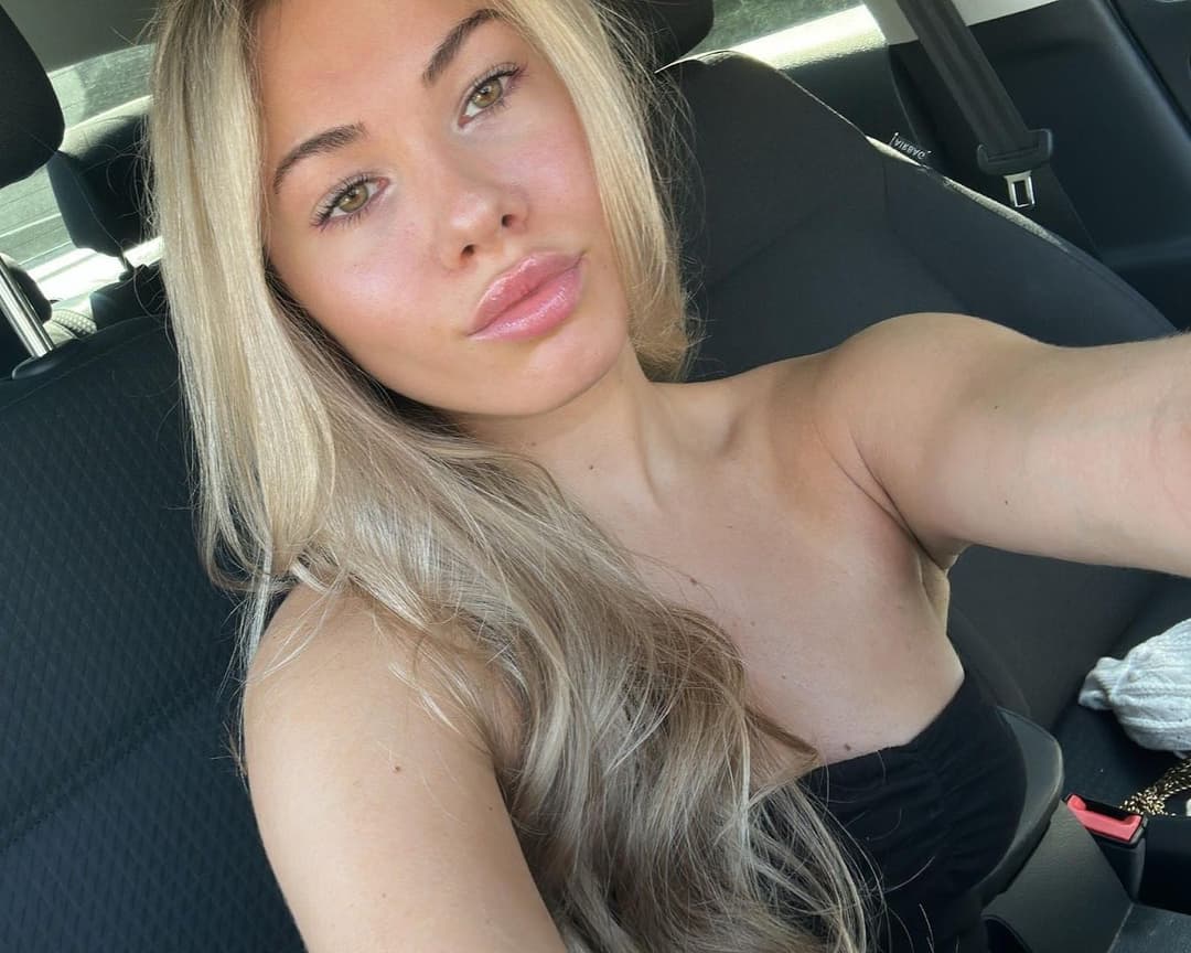 Canadian Webslut Charlotte