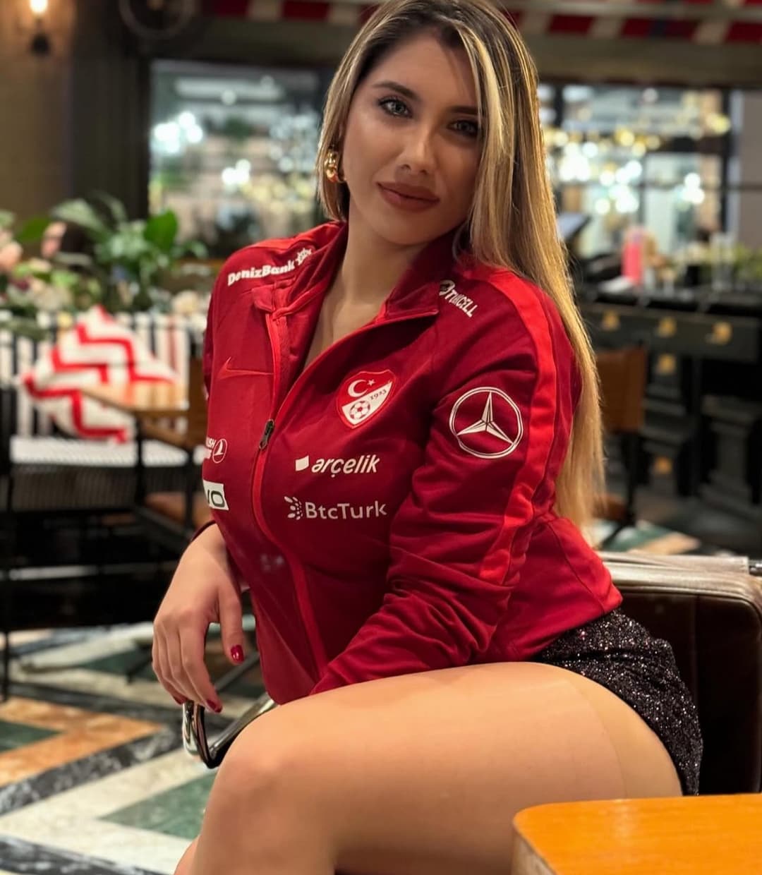 Young Turkish girl gets pumped by old man in hotel