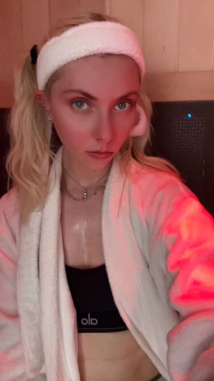 Taylor Momsen Sauna selfies