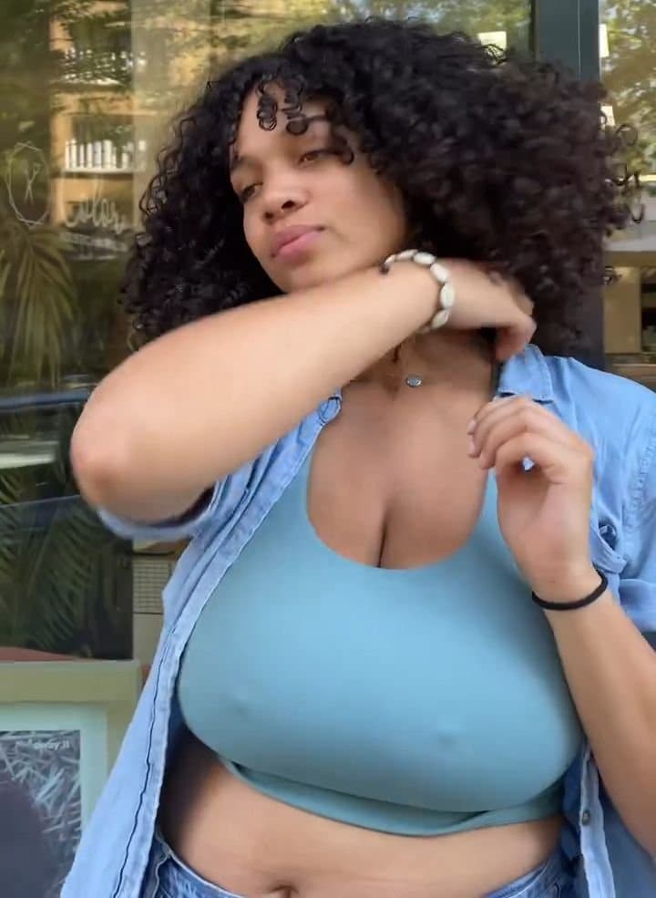 Nice tits sitting in tops 4❤️