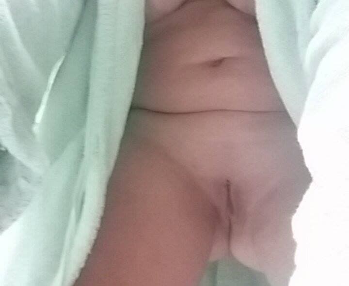 Trailer trash slut Jess nude selfies