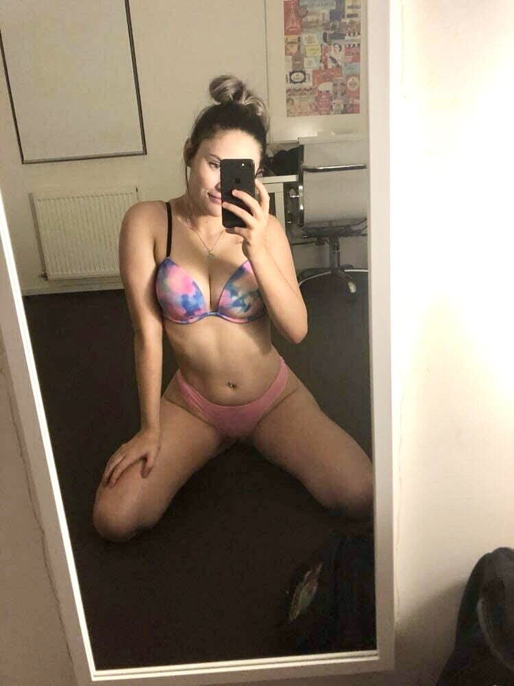 Sexy KIK slut, 21, loves showing her sexy body