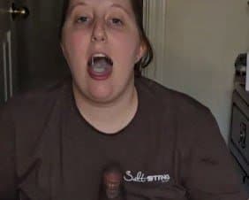 Gordinha engolindo porra sem frescura