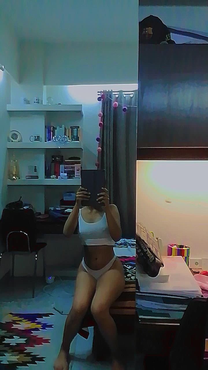 Young slut Jumaina leaks in white