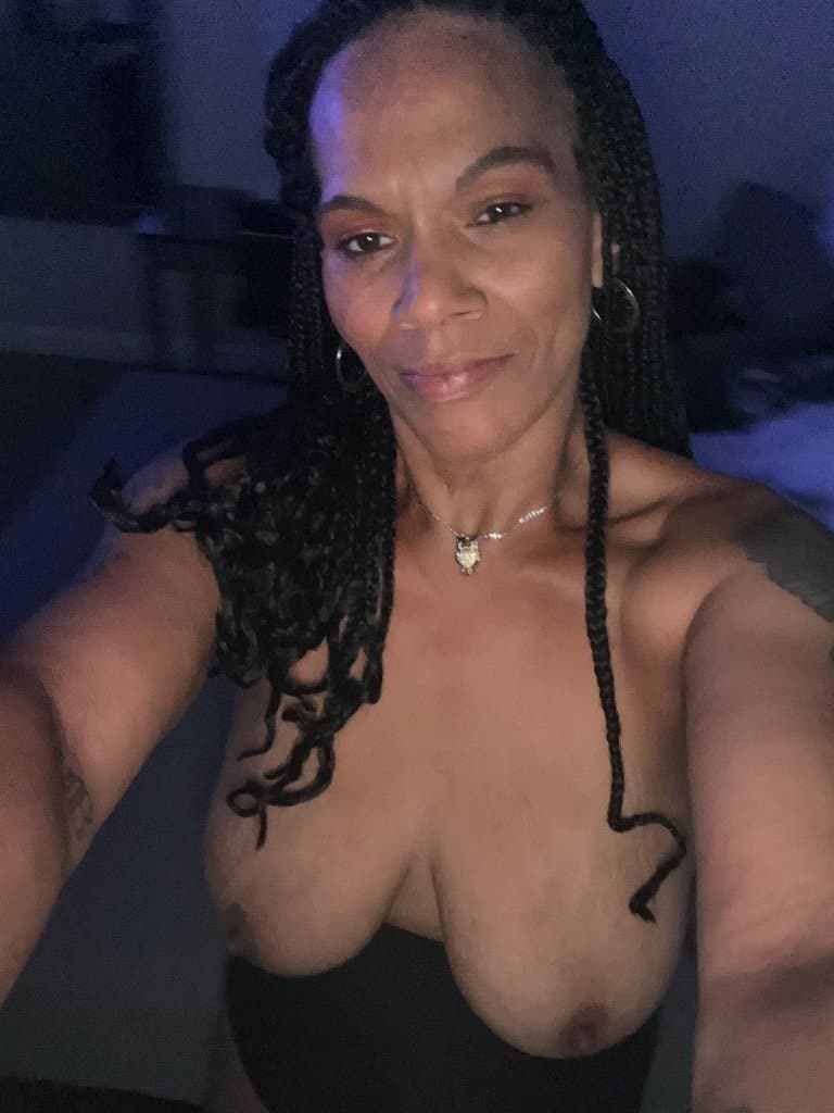 100% REAL MATURE ebony COUGAR fat pussy mom left her phone unlocked. Madura casero Buena