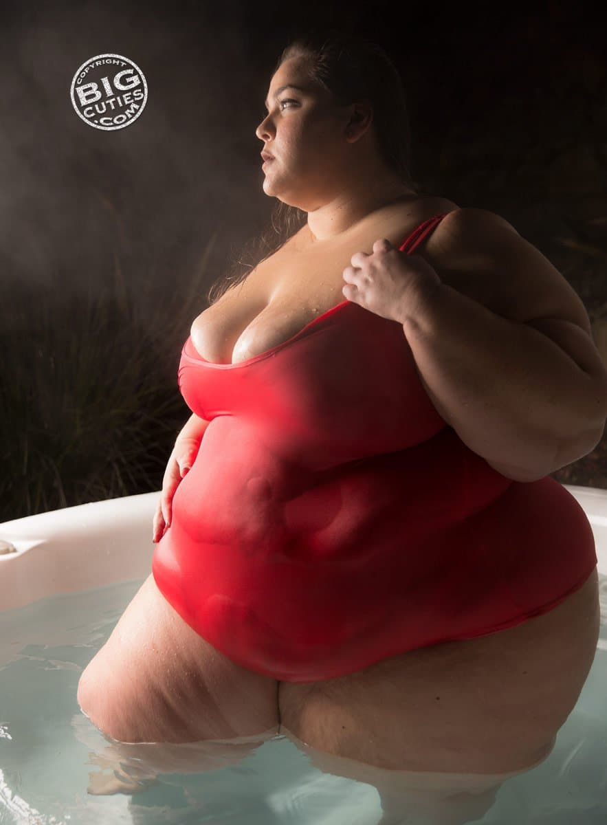 Click to view full size FAT GIRL SEXY JUICY RED APPLE